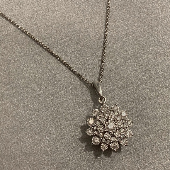 1/2 carat starburst necklace and adjustable chain - Picture 4 of 6